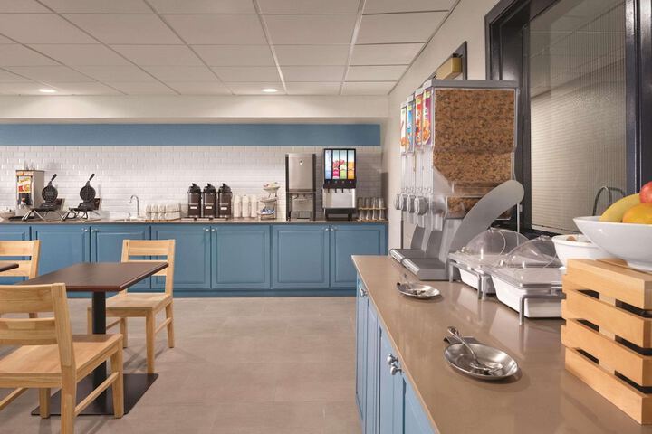 Country Inn & Suites by Radisson Pella, IA