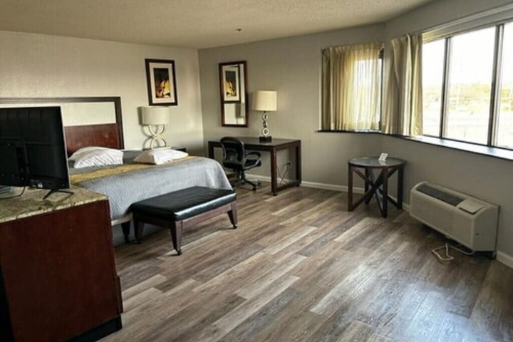 Room 10 of 29