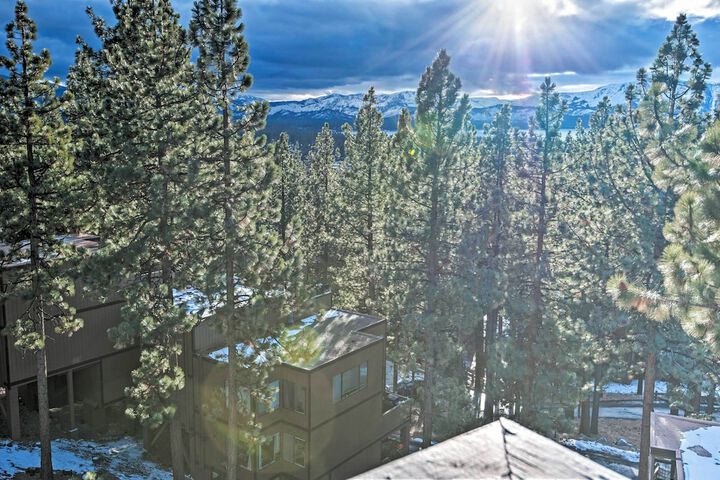 2 Mi to Heavenly Mountain: Tahoe Retreat w / Views