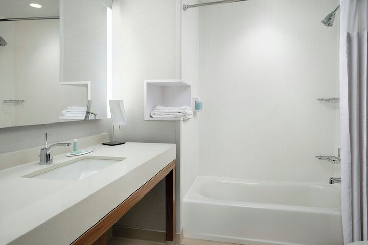 Courtyard by Marriott Erie Bayfront
