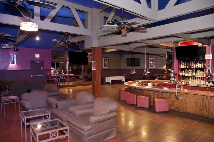 Lounge 28 of 36