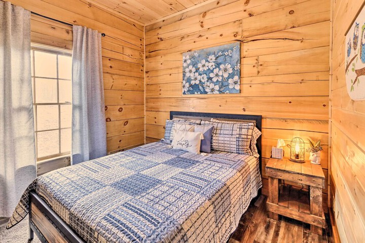 Coosawattee River Resort Cabin w / Private Hot Tub!