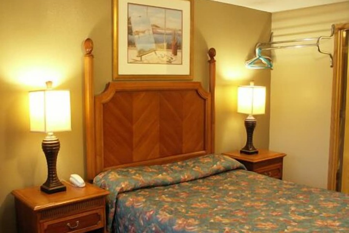Room 11 of 16