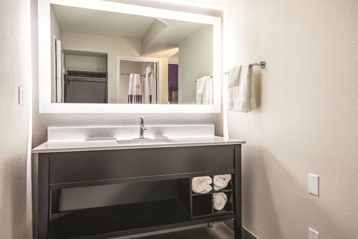 La Quinta Inn & Suites by Wyndham Hartford - Bradley Airport