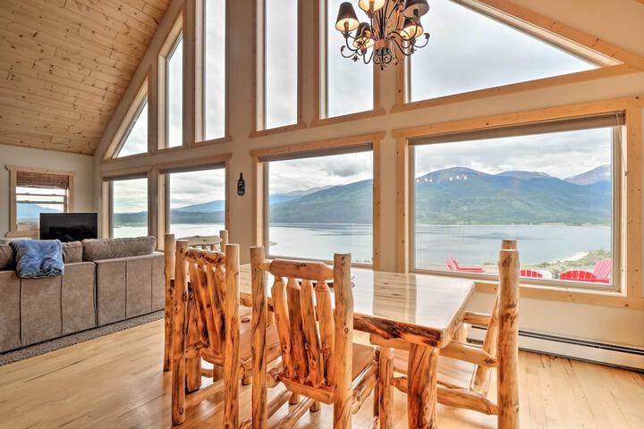 Breathtaking Views: Twin Lakes Retreat w / Deck