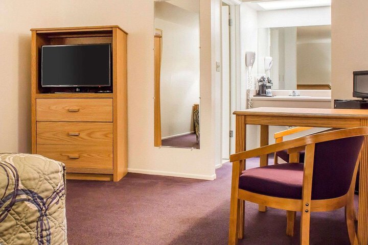 Room 17 of 28