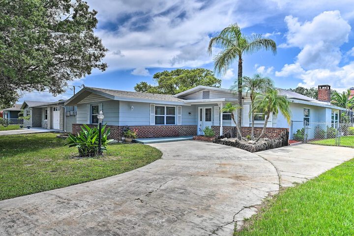 Renovated Port Richey Oasis w / Lanai + Grill!