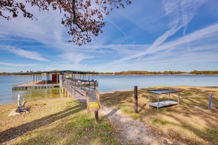Community Pier: Cozy Kerens Cabin!