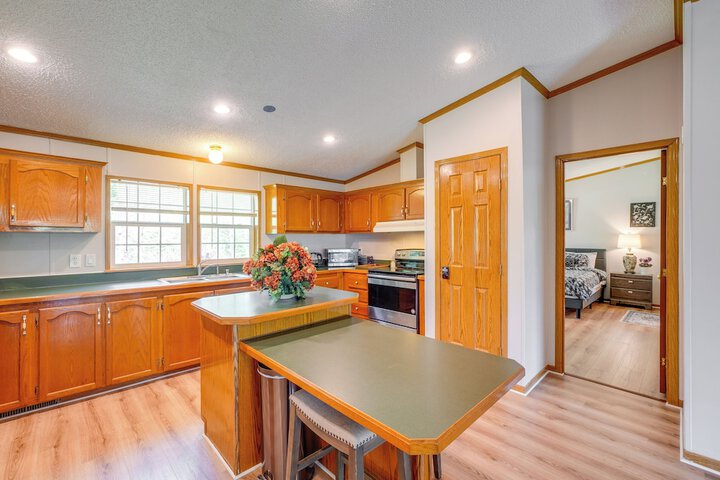 Pet-friendly Emerald Lake Retreat in Charlestown!