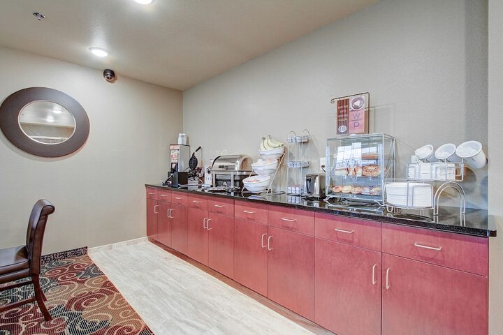 Cobblestone Hotel & Suites – Pulaski / Green Bay