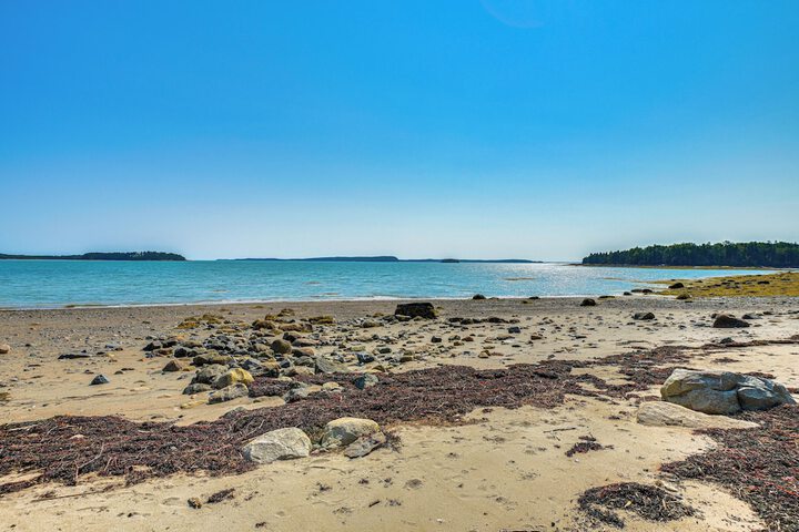 Waterfront Roque Bluffs Hideaway w / Private Beach