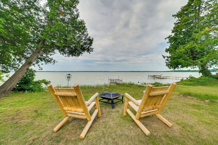 Lakefront Michigan Abode w / Deck & Fire Pit!