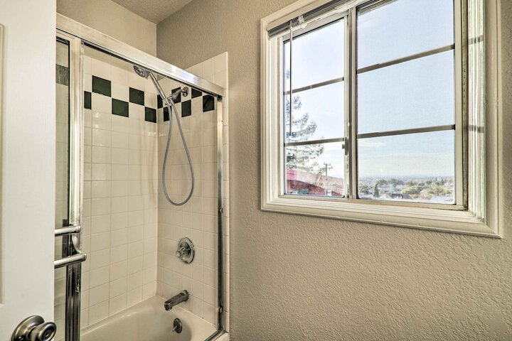 Castro Valley Home w / Bay Area Views!