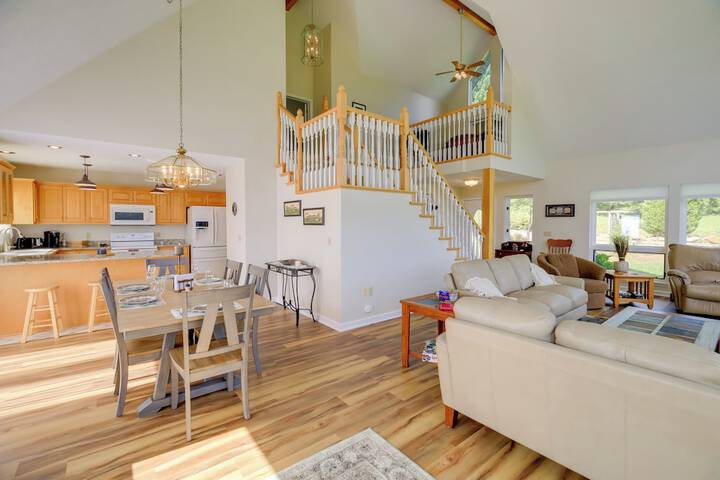Secluded Mountain City Home w / Deck & Views!