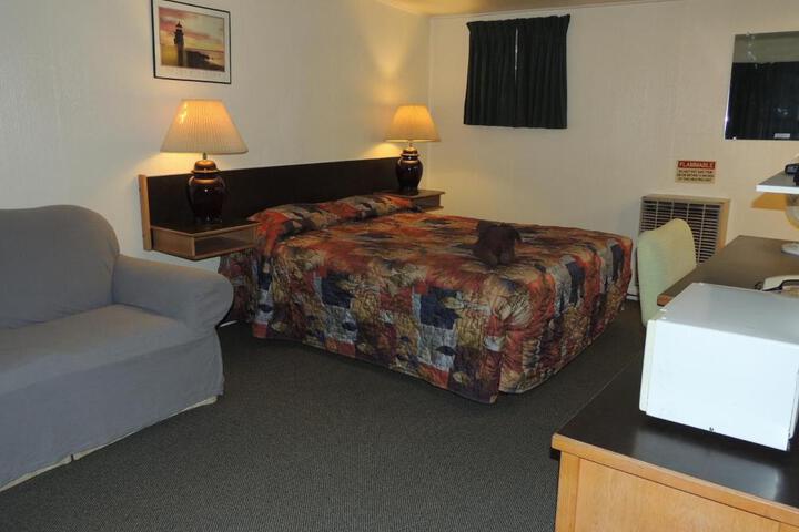 100 Mile Motel & RV Park