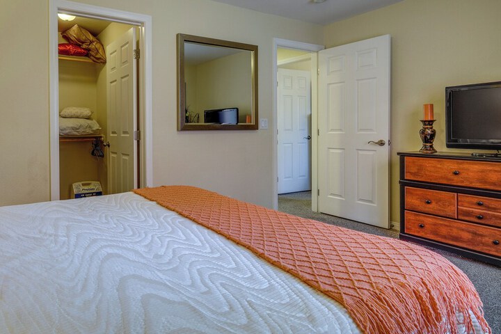 Mesquite Condo w / Community Pool & Hot Tub!