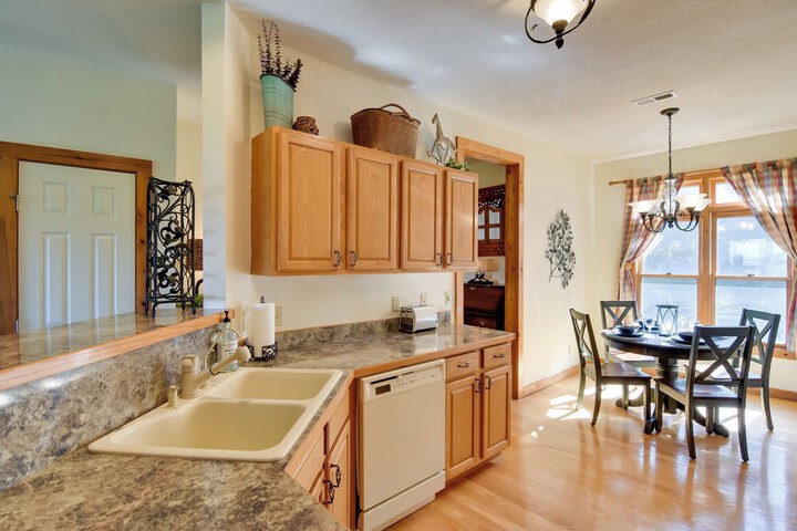 Scenic Views & Trail Access! Blue Ridge Mtns Condo
