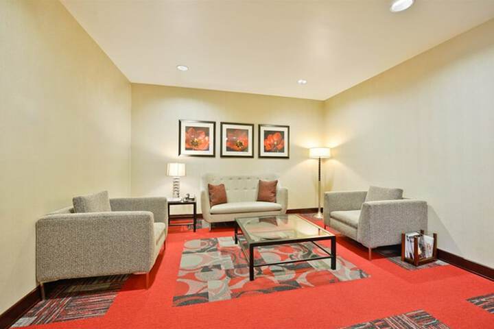 Holiday Inn Express & Suites Utica by IHG
