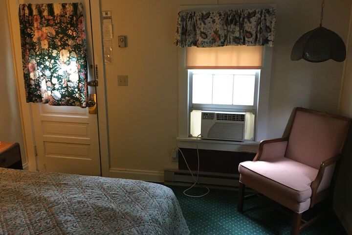 Room 27 of 104