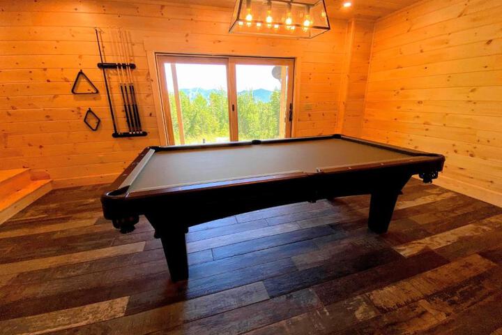 UV Log home with direct Cannon Mountain views Minutes to attractions Fireplace Pool Table AC