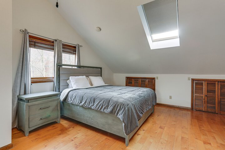 Vernon Township Condo w / Balcony Near Ski Lifts!