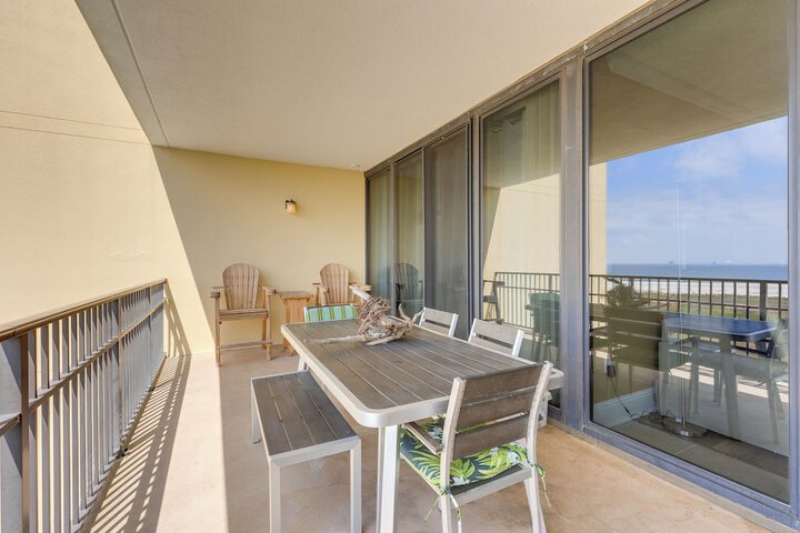 Beachfront Dauphin Island Condo w / 2 Pools & Sauna