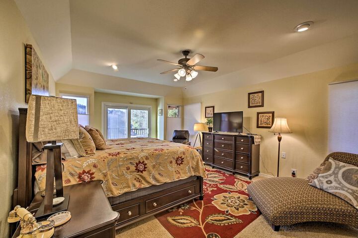 Lakefront Retreat w / Dock & Beach: 2 Miles to Golf