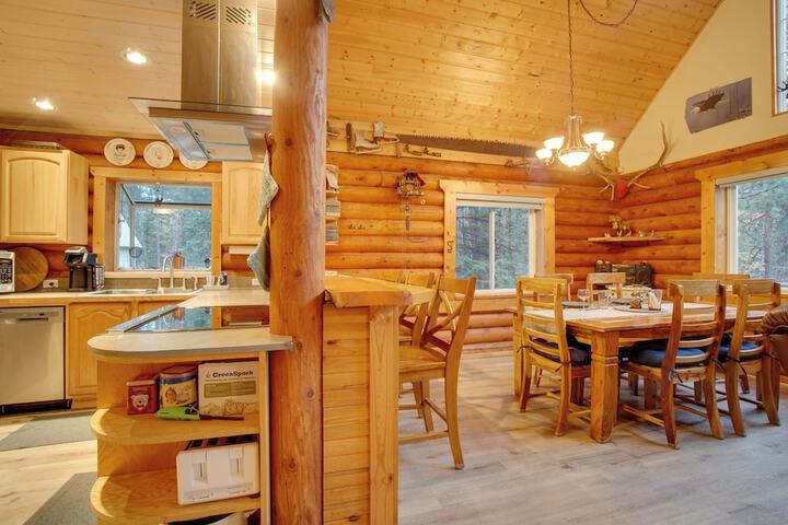 Donnelly Cabin w / Private Deck: Near Lake Cascade!