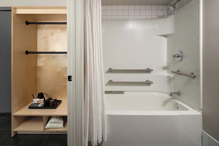 Room 53 of 119