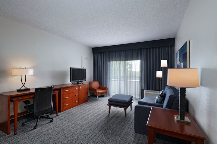 Courtyard by Marriott Dallas Arlington / Entertainment Dist