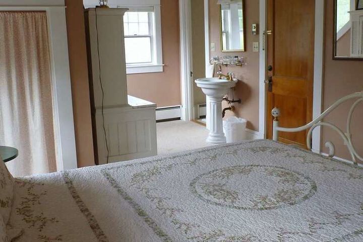 THE TRUMBULL HOUSE BED AND BREAKFAST