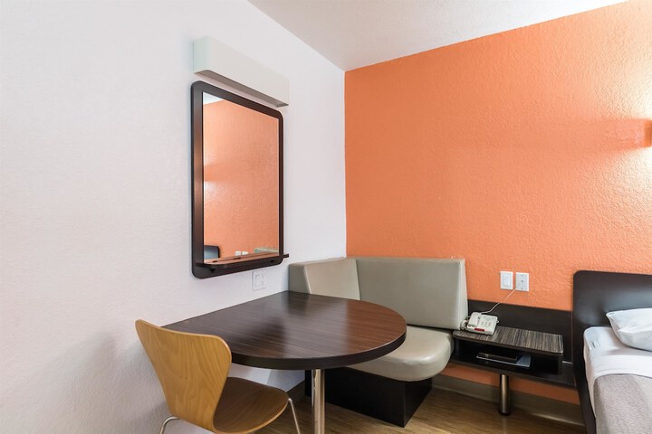 Room 17 of 38