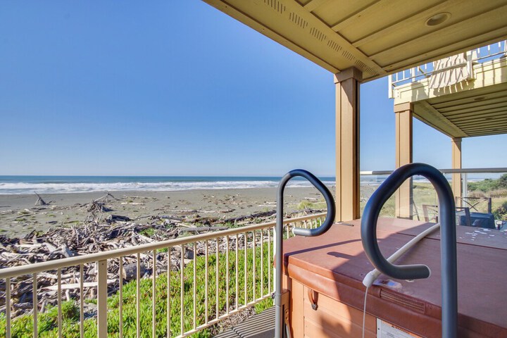 Quiet Waterfront Escape w / Hot Tub & Beach Access!