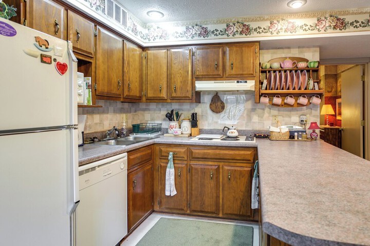Large & Private Guest House Apt w / Patio + Views!