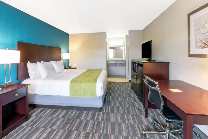 Days Inn by Wyndham Snyder