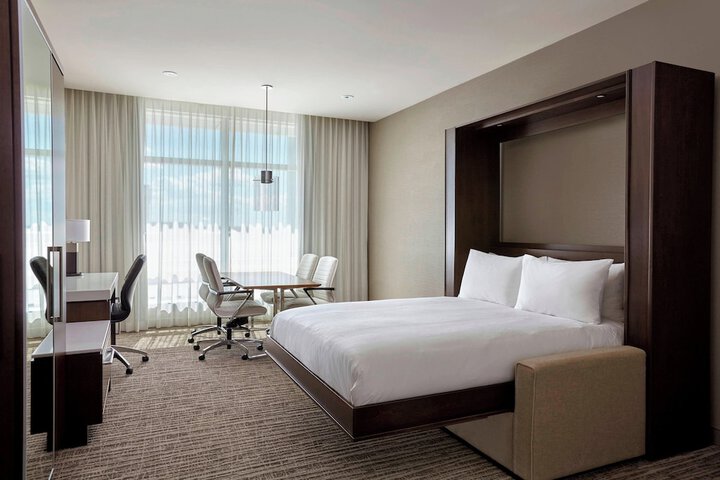 Calgary Airport Marriott In-Terminal Hotel
