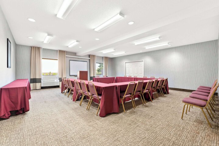 Comfort Suites near Robins Air Force Base