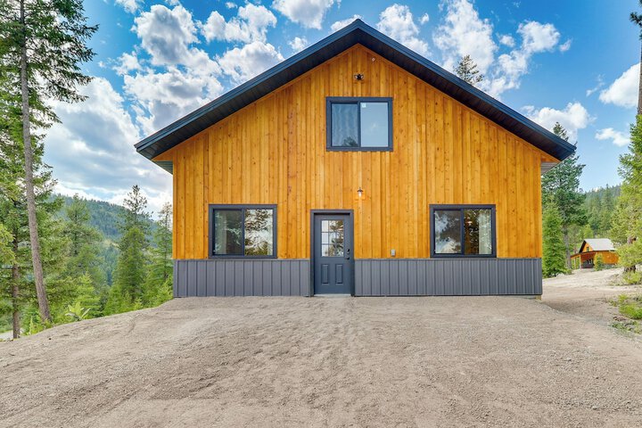 Modern Lakeside Cabin w / Mountain Views & Hot Tub!