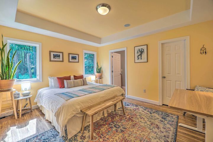 Cozy Whitehall Hideaway w / Hot Tub + Chiminea!