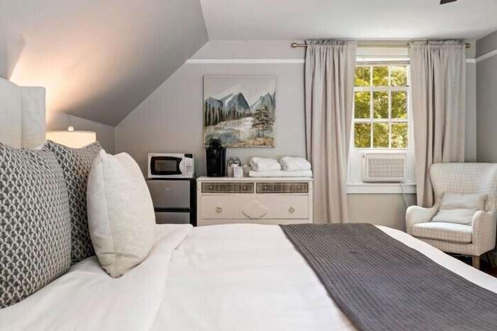 The Aurora Inn & Cottages