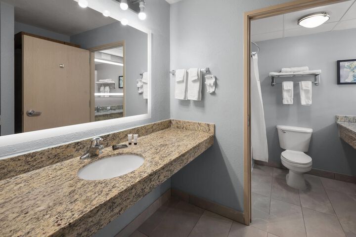 AmericInn by Wyndham Douglas / Saugatuck