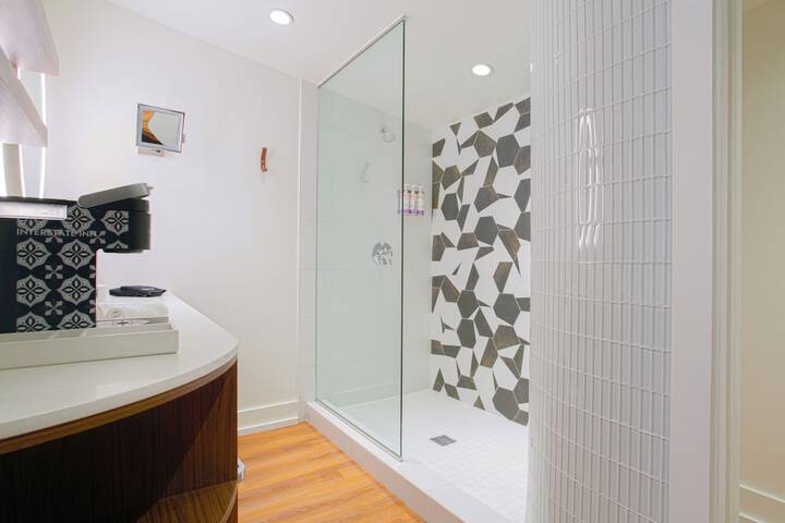 Room 18 of 28