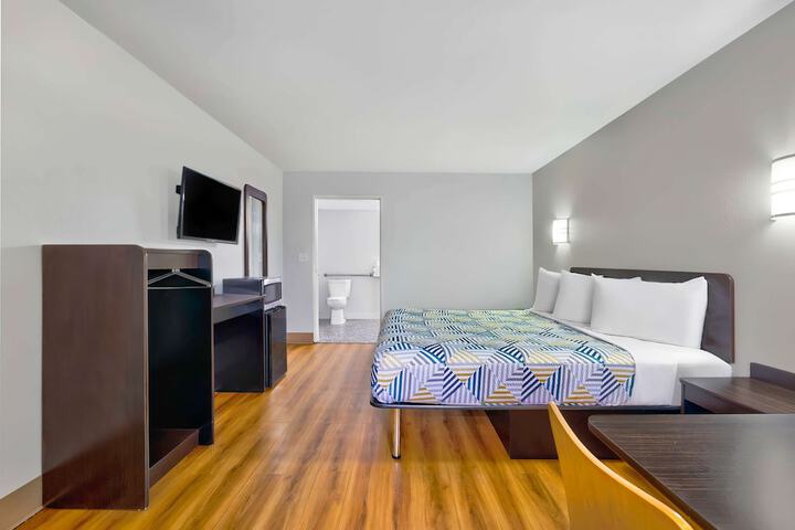 Room 25 of 29