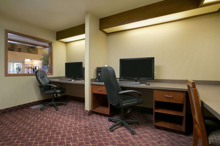 Business Center 27 of 31