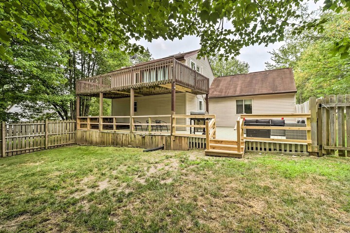 Chic Long Pond Family Home w / Fire Pits & Deck!