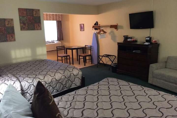 Pacer Inn & Suites Delaware