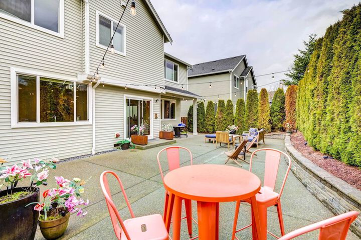 Spacious Kent Home Near Seatac Airport w / Patio