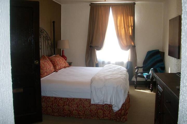 The Holland Hotel