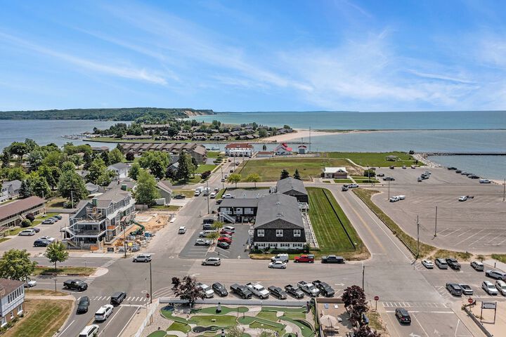 Snyders Shoreline Inn