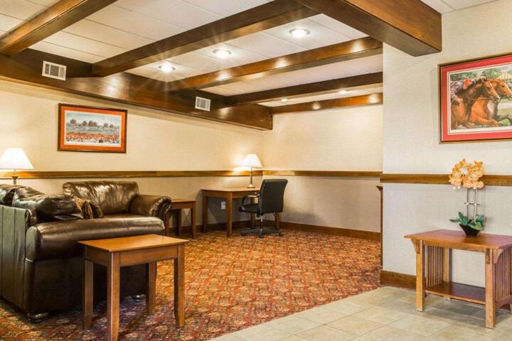 Clarion Inn & Suites at the Outlets of Lake George